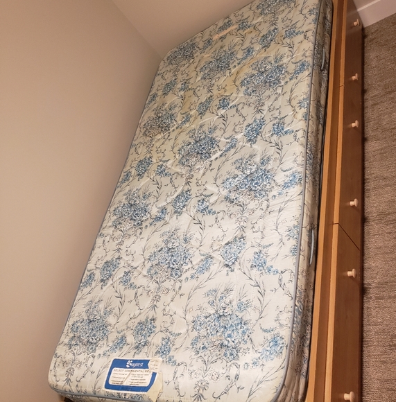 Twin beds - Picture 2 of 6